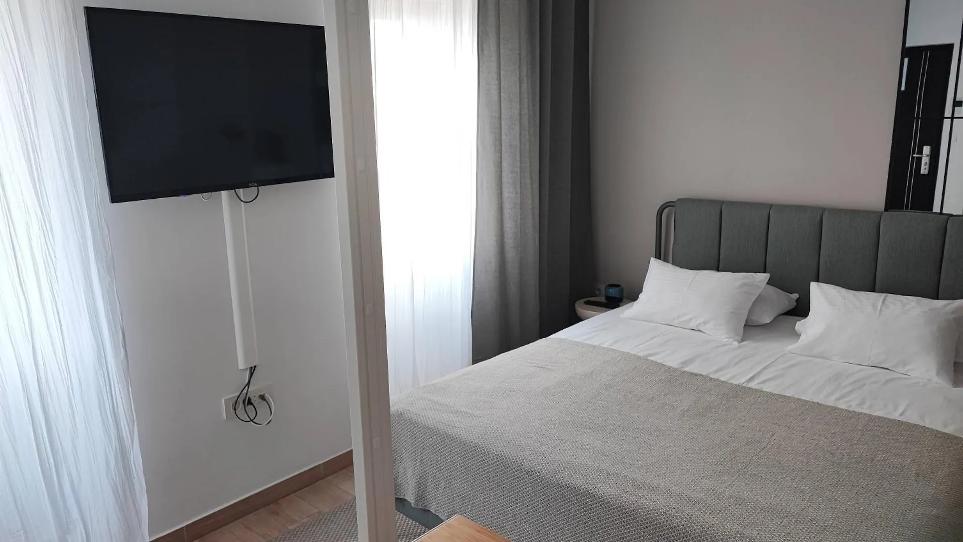 Agostini - Self Check-In Studios - Free Gated Parking On Site Rijeka Croatia