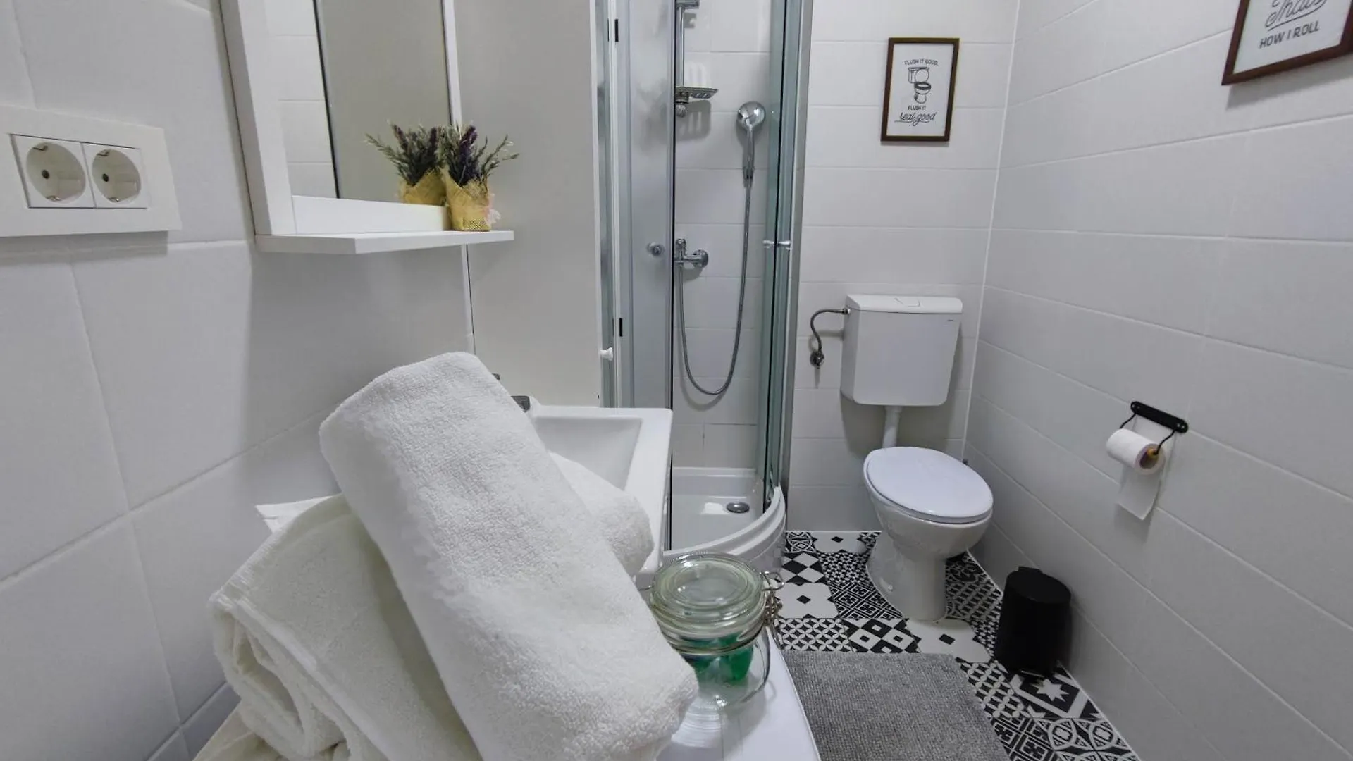 Agostini - Self Check-In Studios - Free Gated Parking On Site Rijeka Croatia